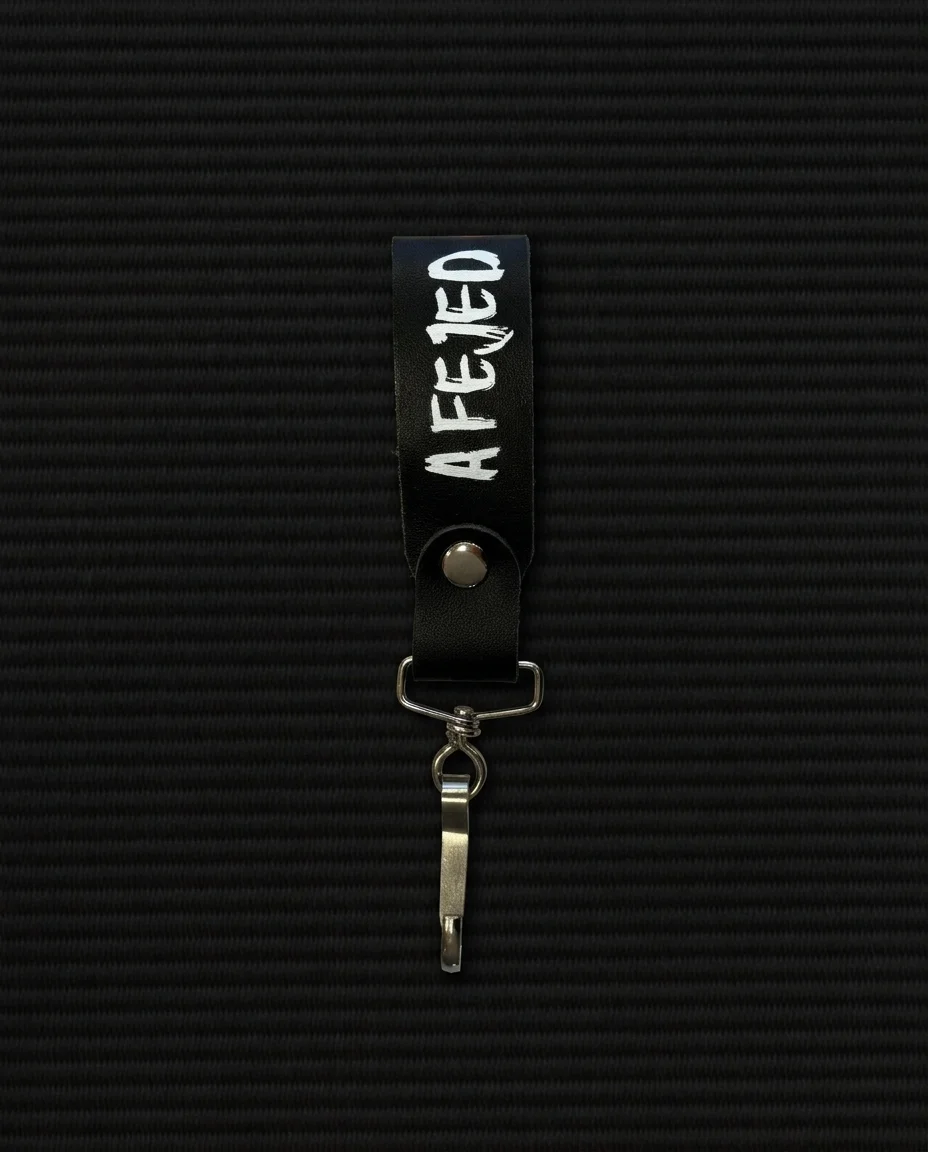 Breloc negru din piele (accesoriu pentru telefon)